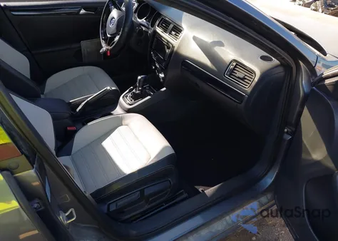 2015 Volkswagen Jetta 1.8T Sport z USA, uszkodzony, nr VIN 3VWD17AJ7FM421019